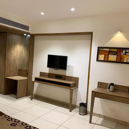 Hotel Regency Surat Bagian luar foto