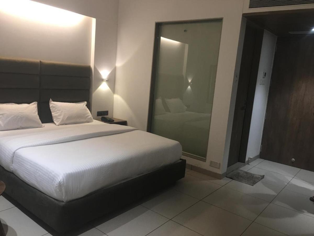 Hotel Regency Surat Bagian luar foto
