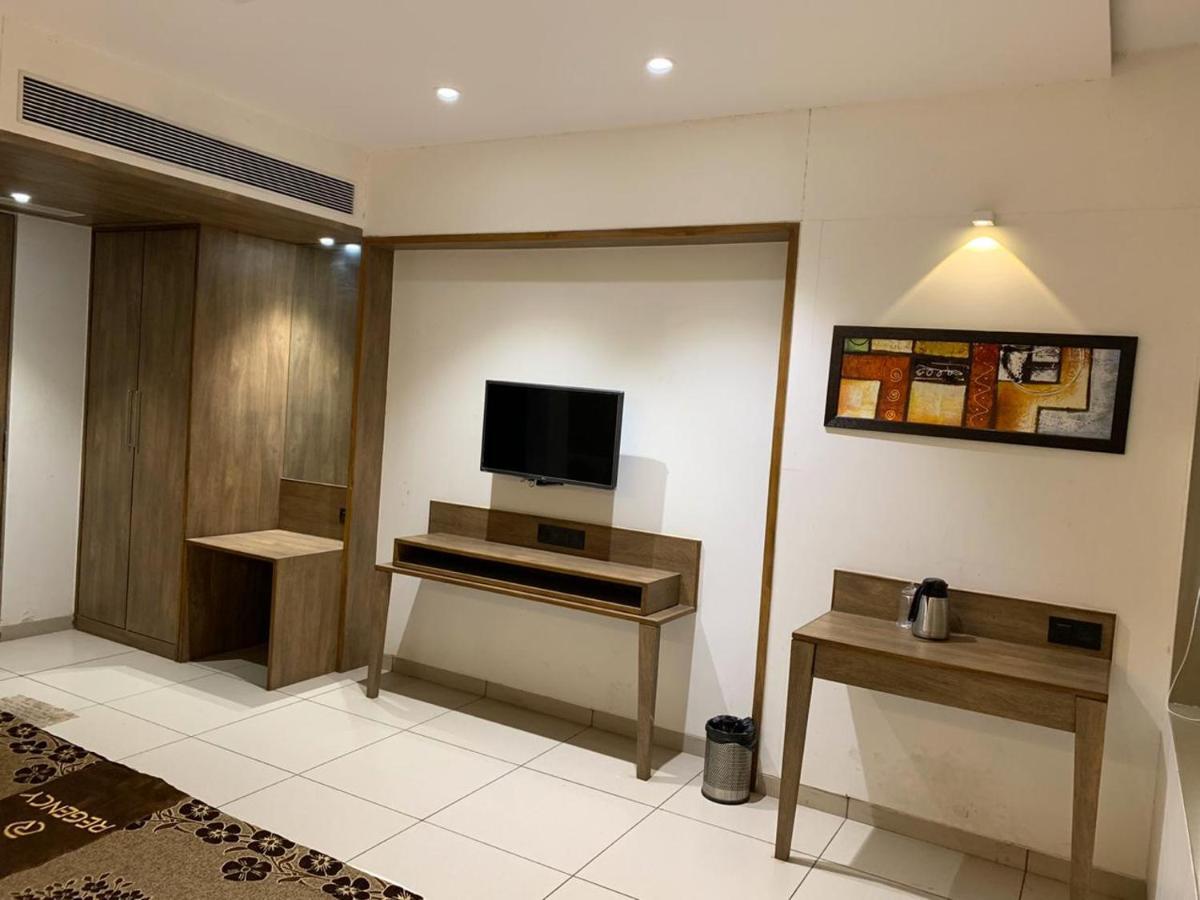 Hotel Regency Surat Bagian luar foto