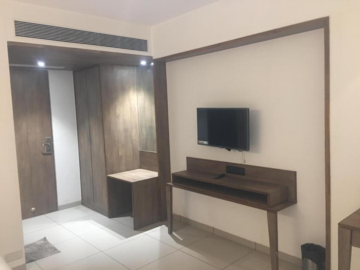 Hotel Regency Surat Bagian luar foto