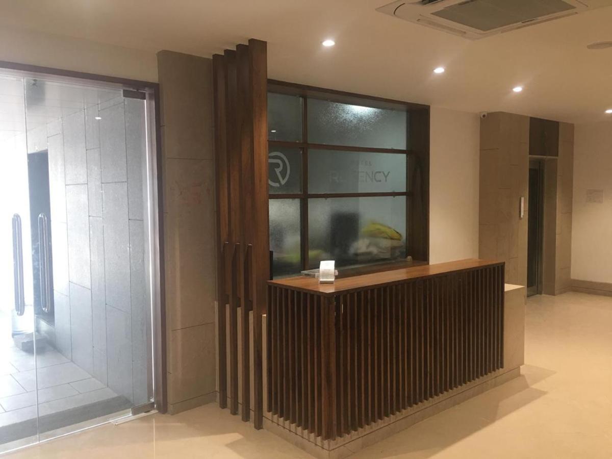 Hotel Regency Surat Bagian luar foto
