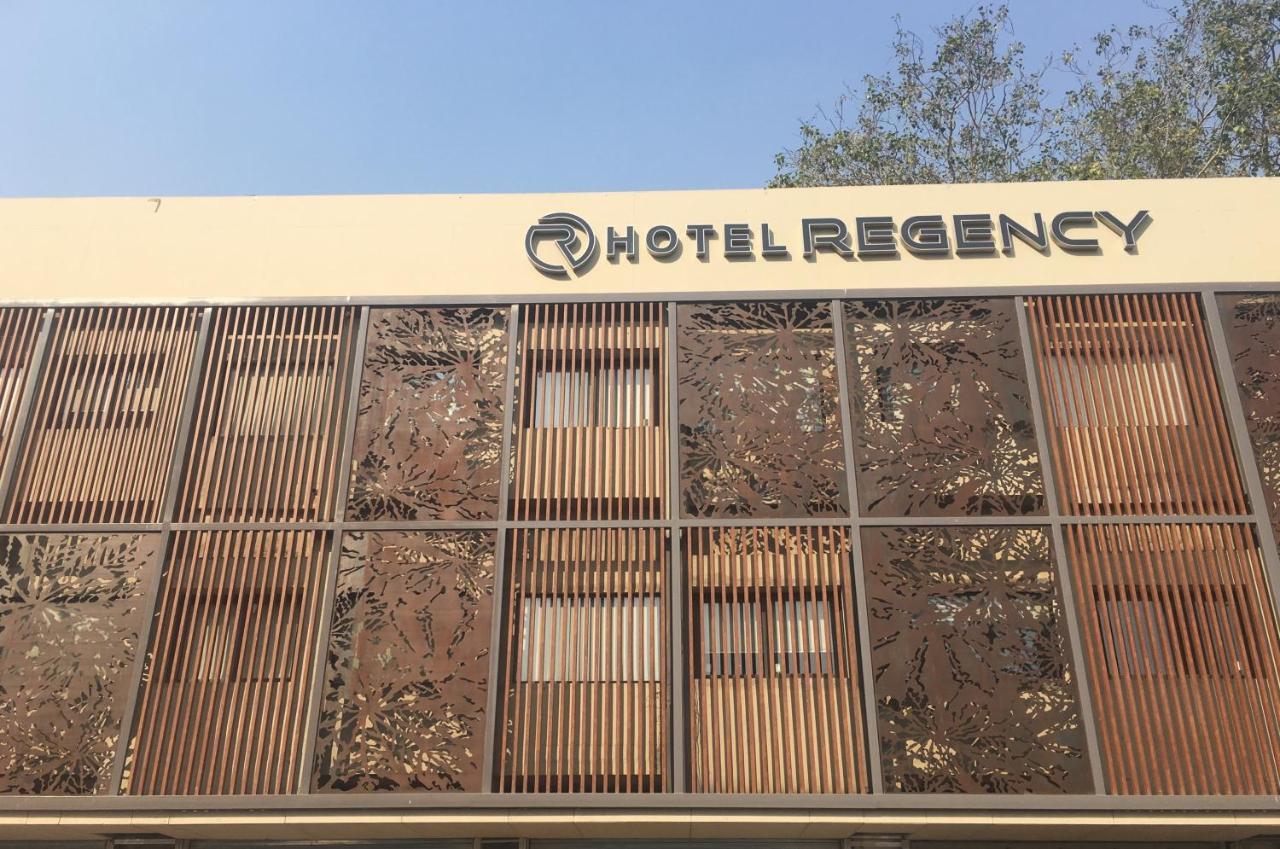 Hotel Regency Surat Bagian luar foto