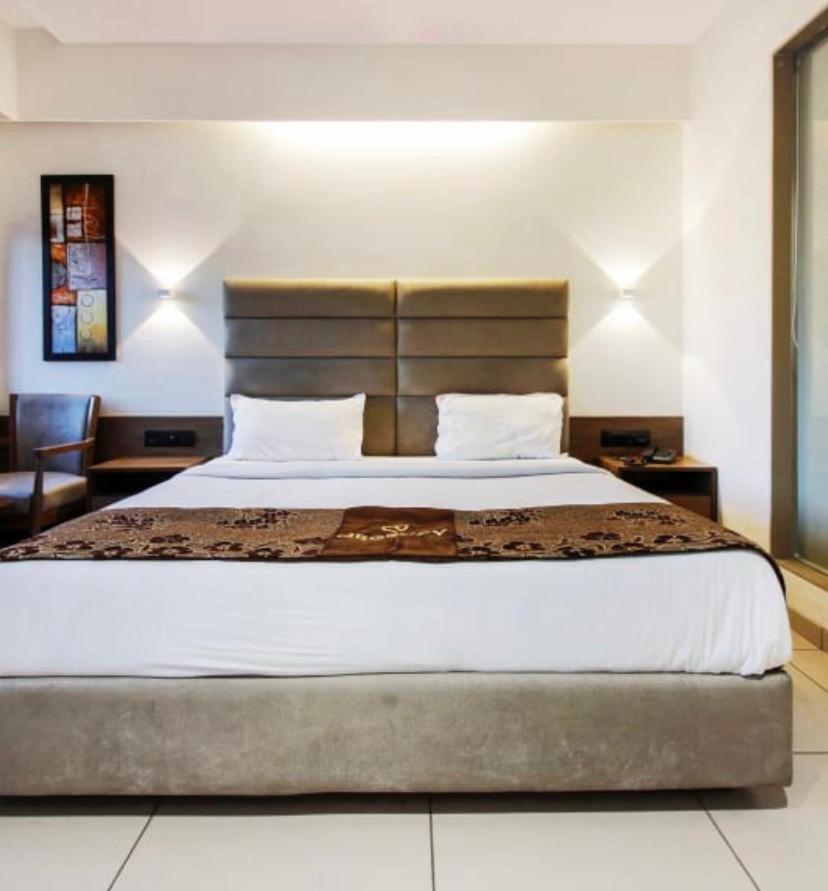 Hotel Regency Surat Bagian luar foto