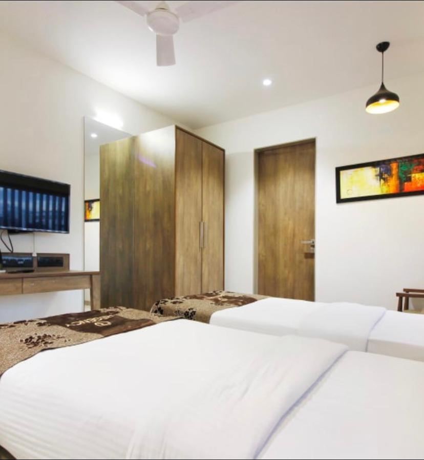 Hotel Regency Surat Bagian luar foto