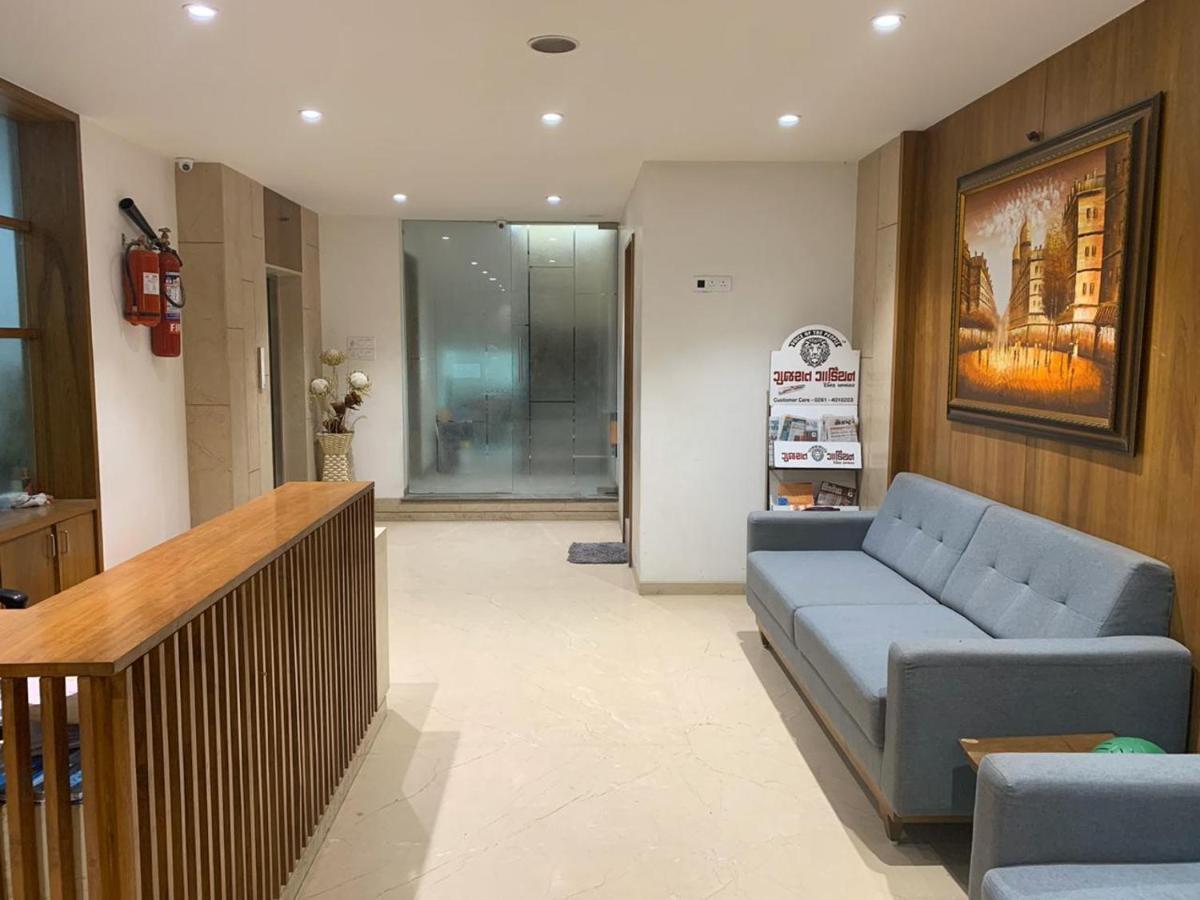 Hotel Regency Surat Bagian luar foto