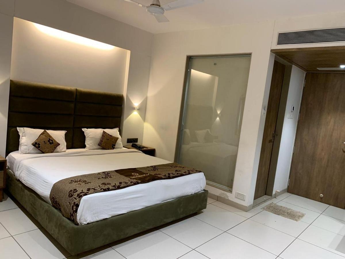 Hotel Regency Surat Bagian luar foto