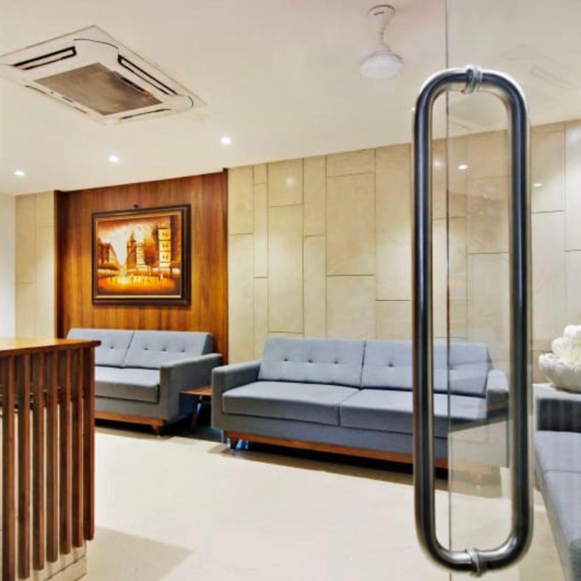 Hotel Regency Surat Bagian luar foto