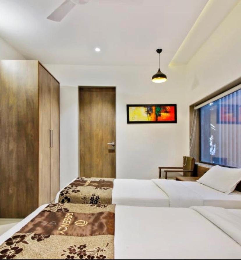 Hotel Regency Surat Bagian luar foto