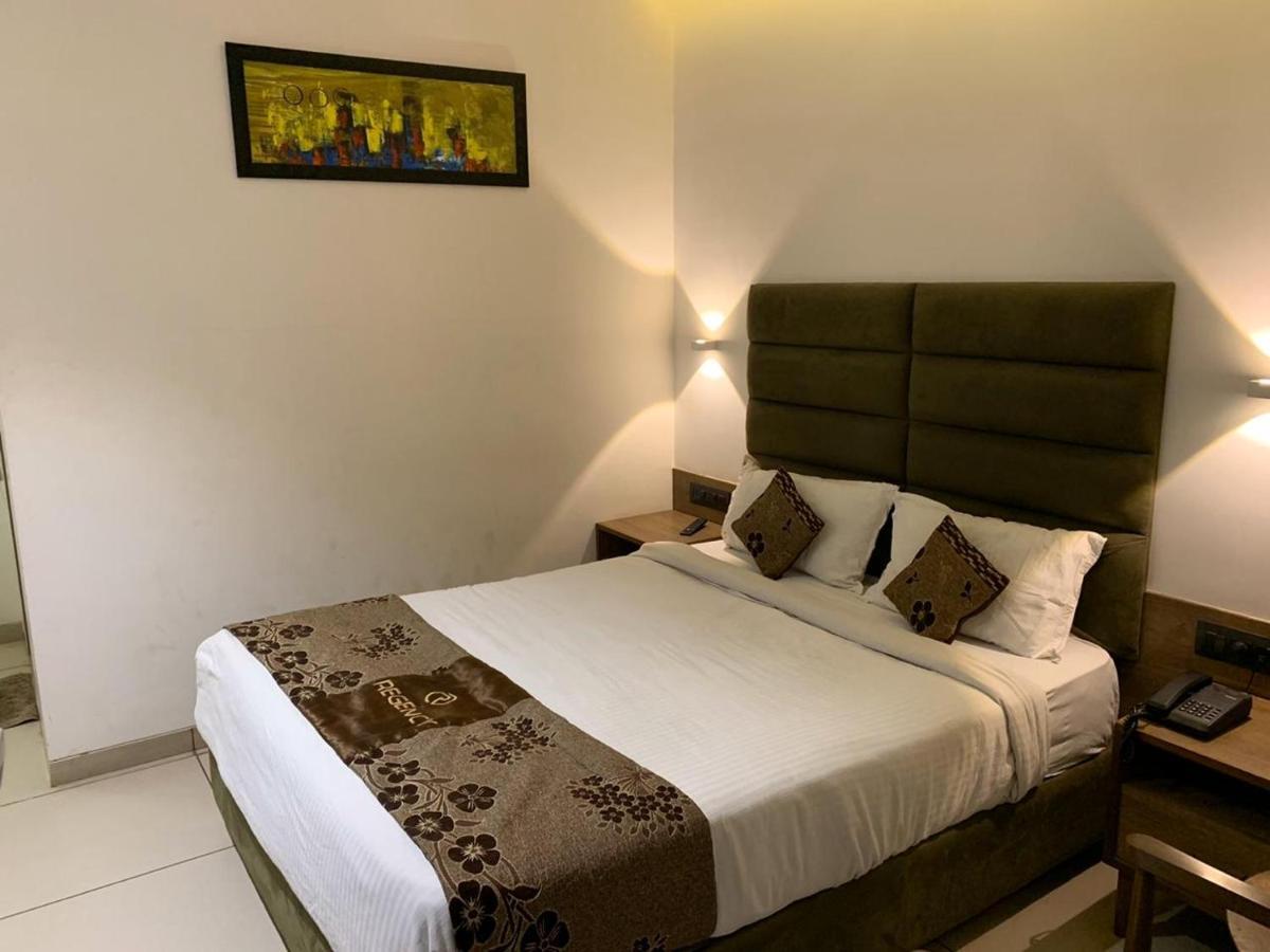 Hotel Regency Surat Bagian luar foto