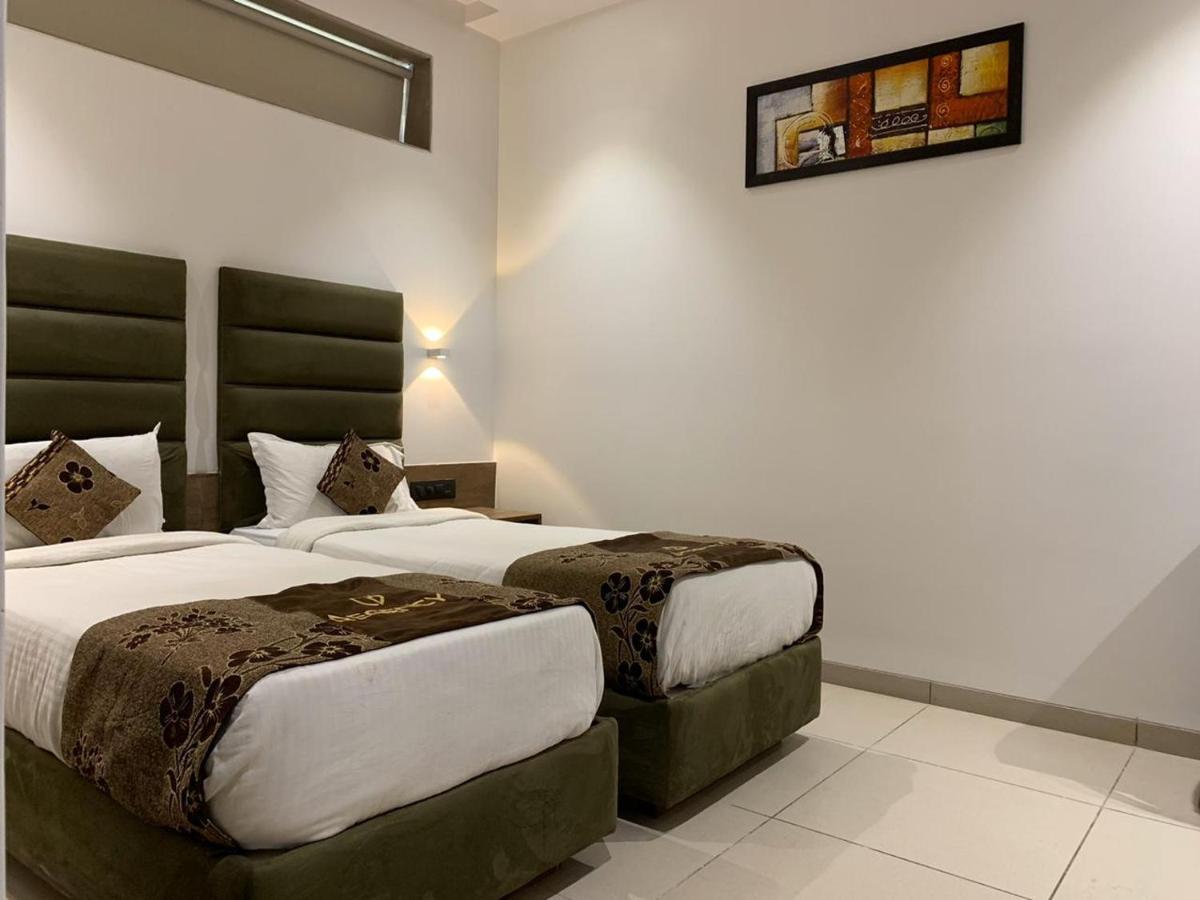 Hotel Regency Surat Bagian luar foto