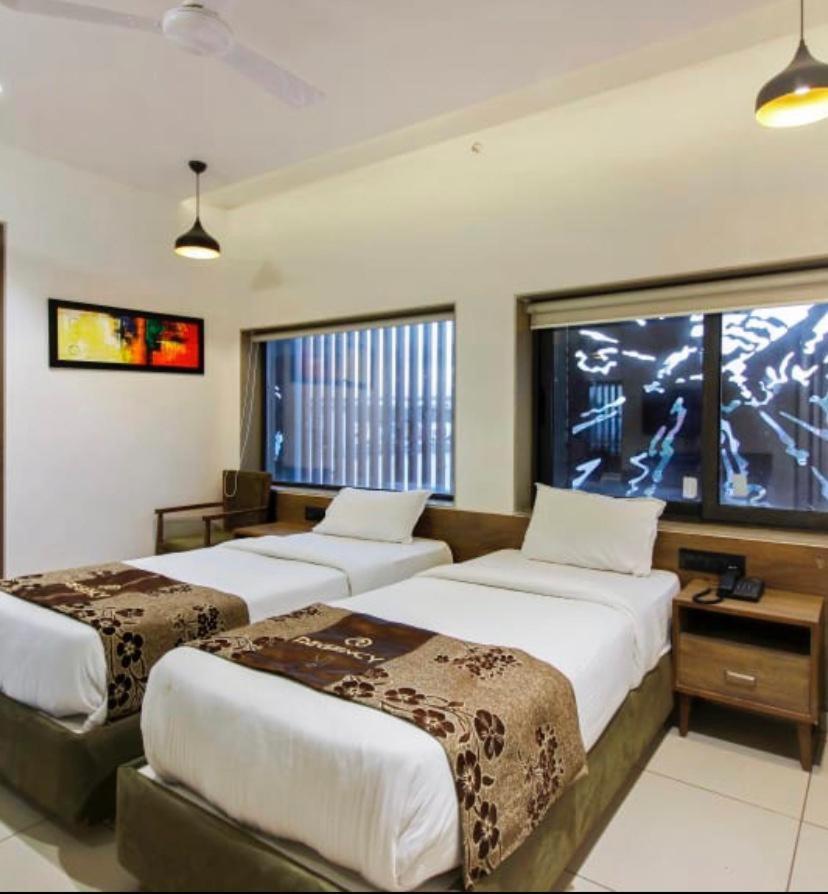 Hotel Regency Surat Bagian luar foto