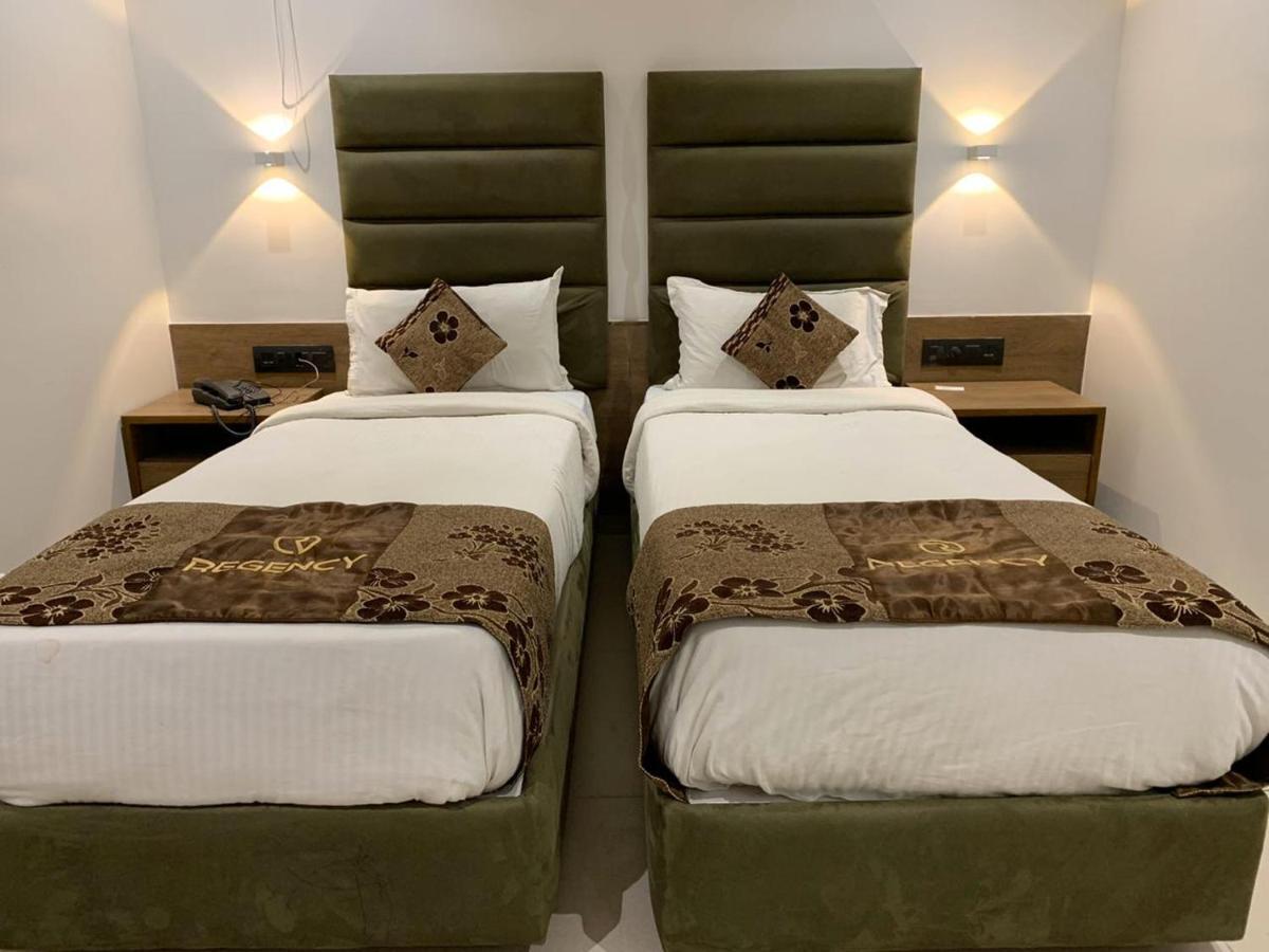 Hotel Regency Surat Bagian luar foto