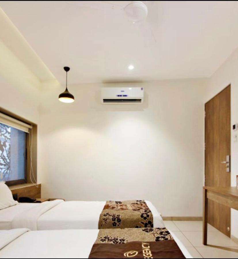 Hotel Regency Surat Bagian luar foto