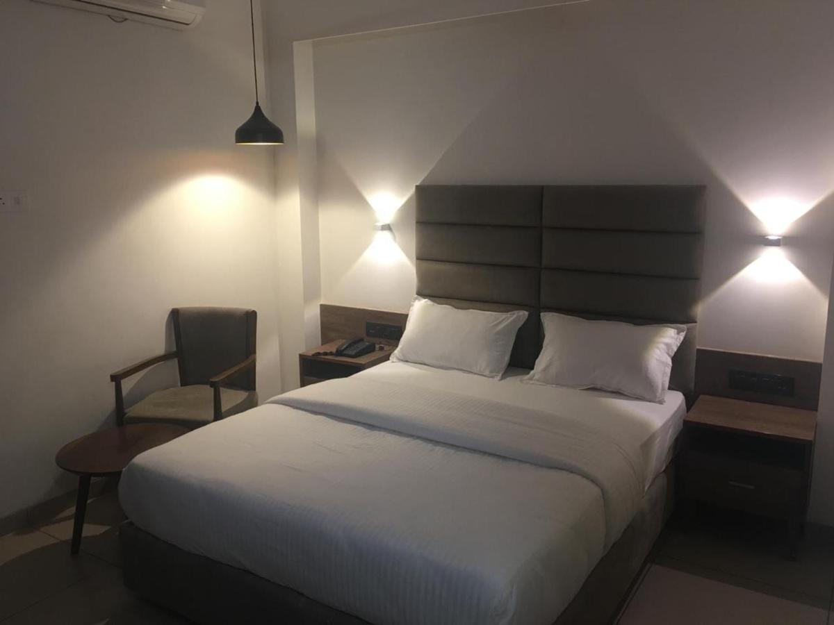 Hotel Regency Surat Bagian luar foto