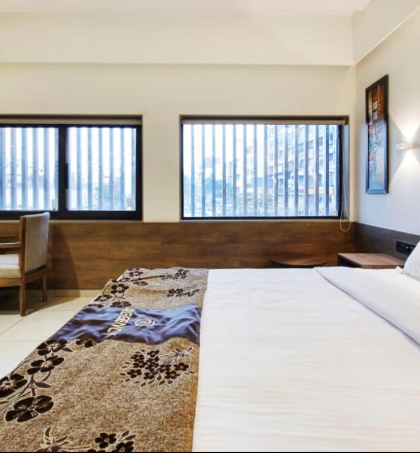 Hotel Regency Surat Bagian luar foto